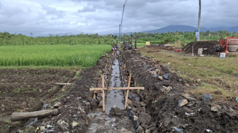 Gotong Royong TNI dan Warga Bangun Saluran Irigasi Demi Masa Depan Pertanian Siliragung