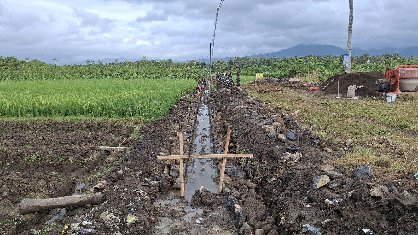 Gotong Royong TNI dan Warga Bangun Saluran Irigasi Demi Masa Depan Pertanian Siliragung