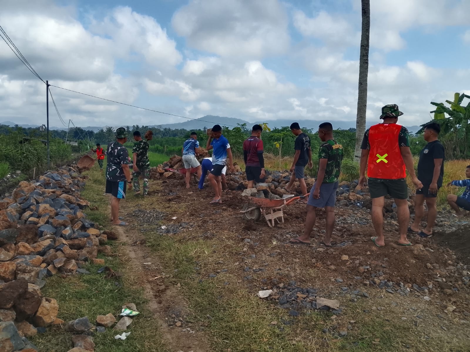 Sinergi TNI Wujudkan Kesejahteraan Petani, Babinsa dan Yon Lanud Abd Saleh Bangun Irigasi di Siliragung Melalui TMMD ke-125