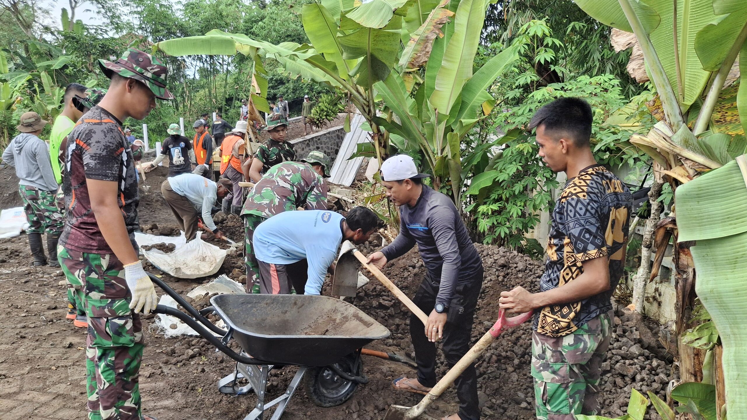 Angkong Jadi Ujung Tombak Satgas TMMD 125 Kodim 0825/Banyuwangi Angkut Material di Siliragung