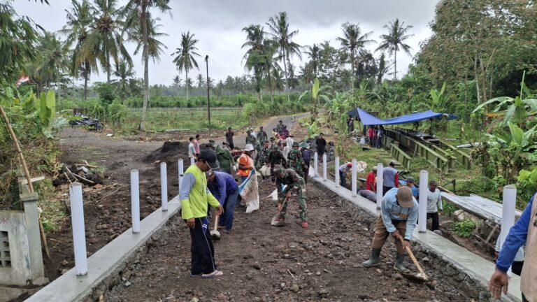 Gotong Royong TNI dan Warga Warnai Pengerjaan Jembatan TMMD ke-125 Kodim 0825/Banyuwangi