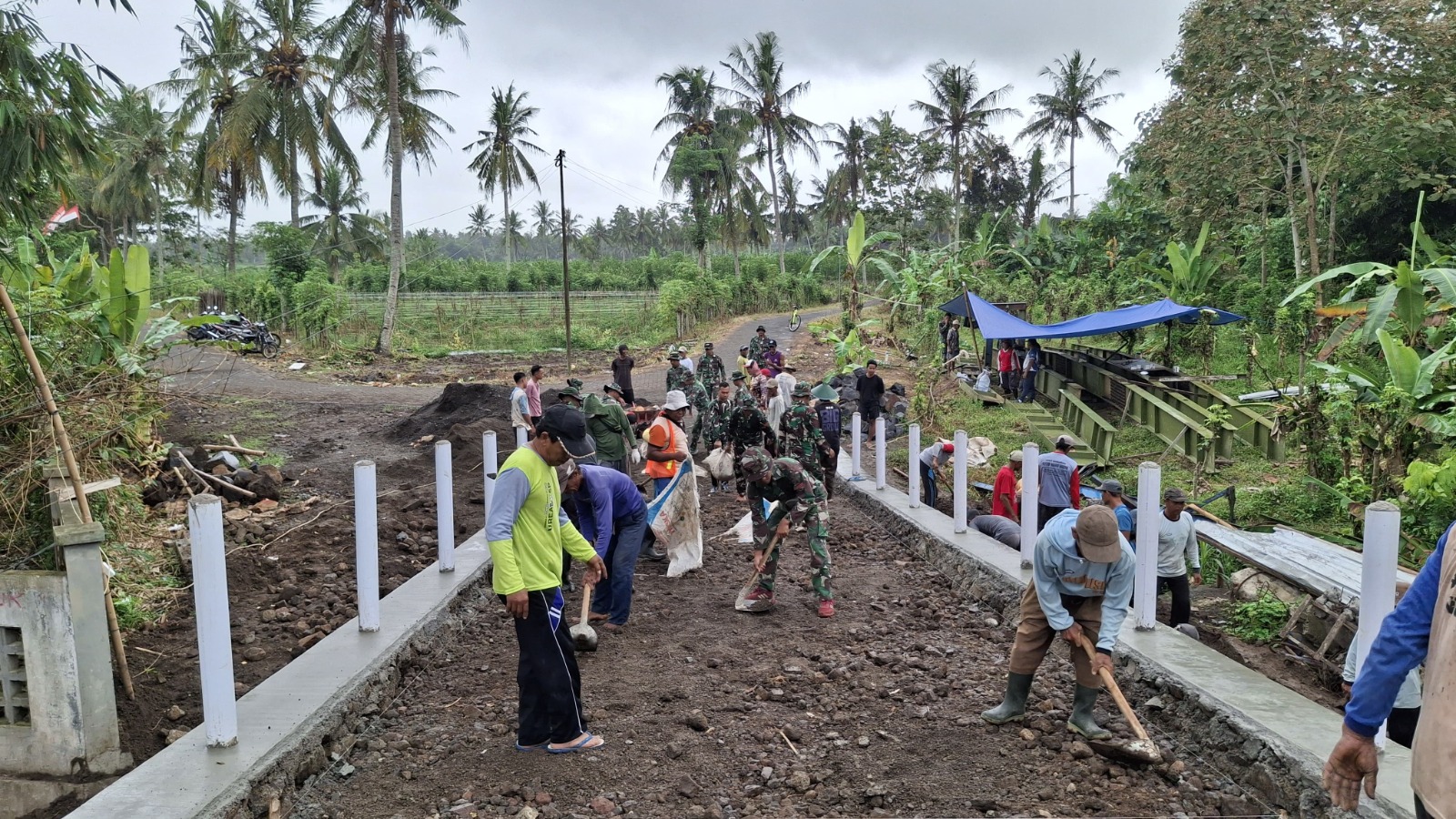 Gotong Royong TNI dan Warga Warnai Pengerjaan Jembatan TMMD ke-125 Kodim 0825/Banyuwangi