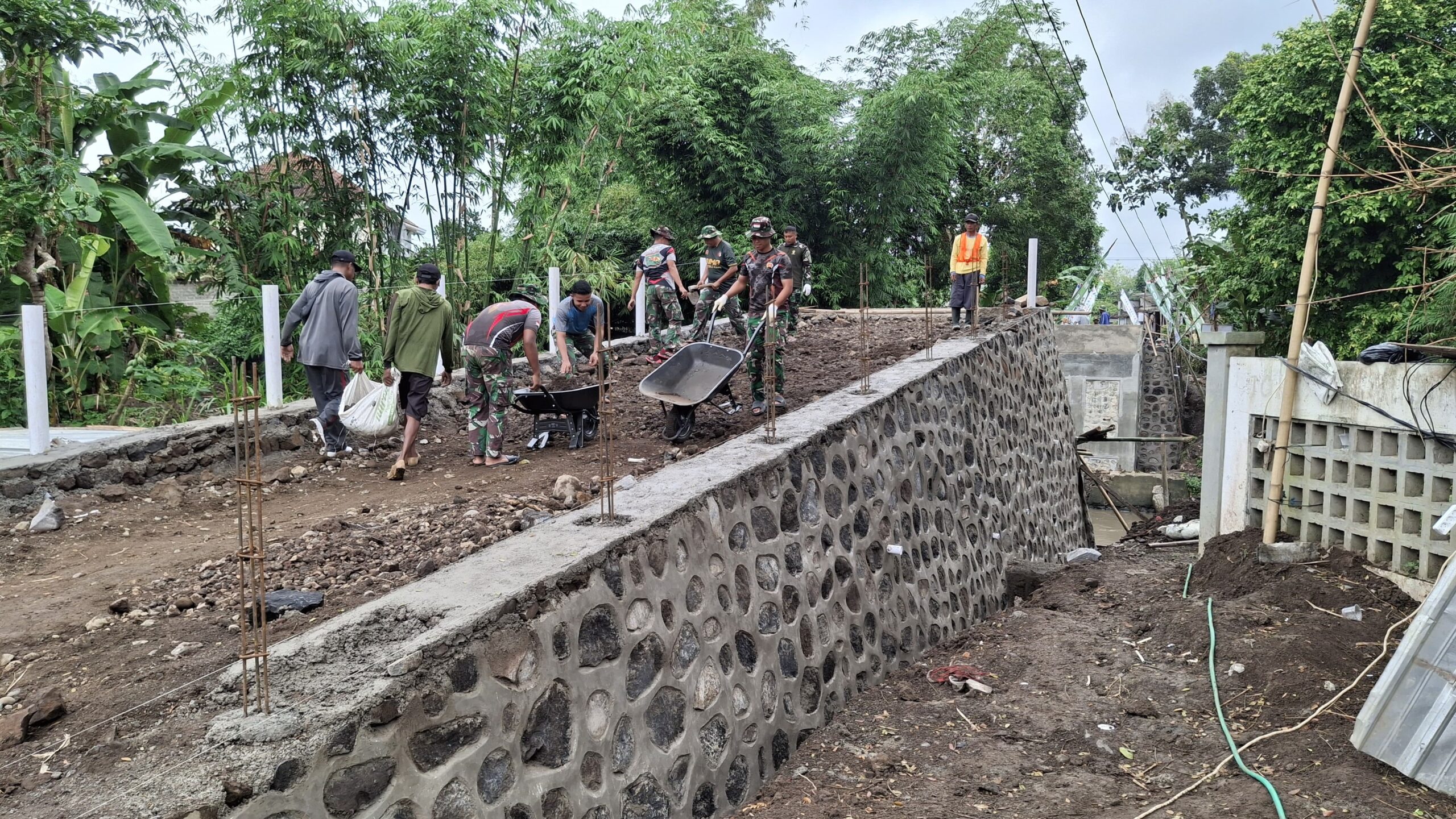 Satgas TMMD Kodim 0825/Banyuwangi Hadirkan Solusi Sederhana di Medan Sulit: Angkong Jadi Kunci Pembangunan