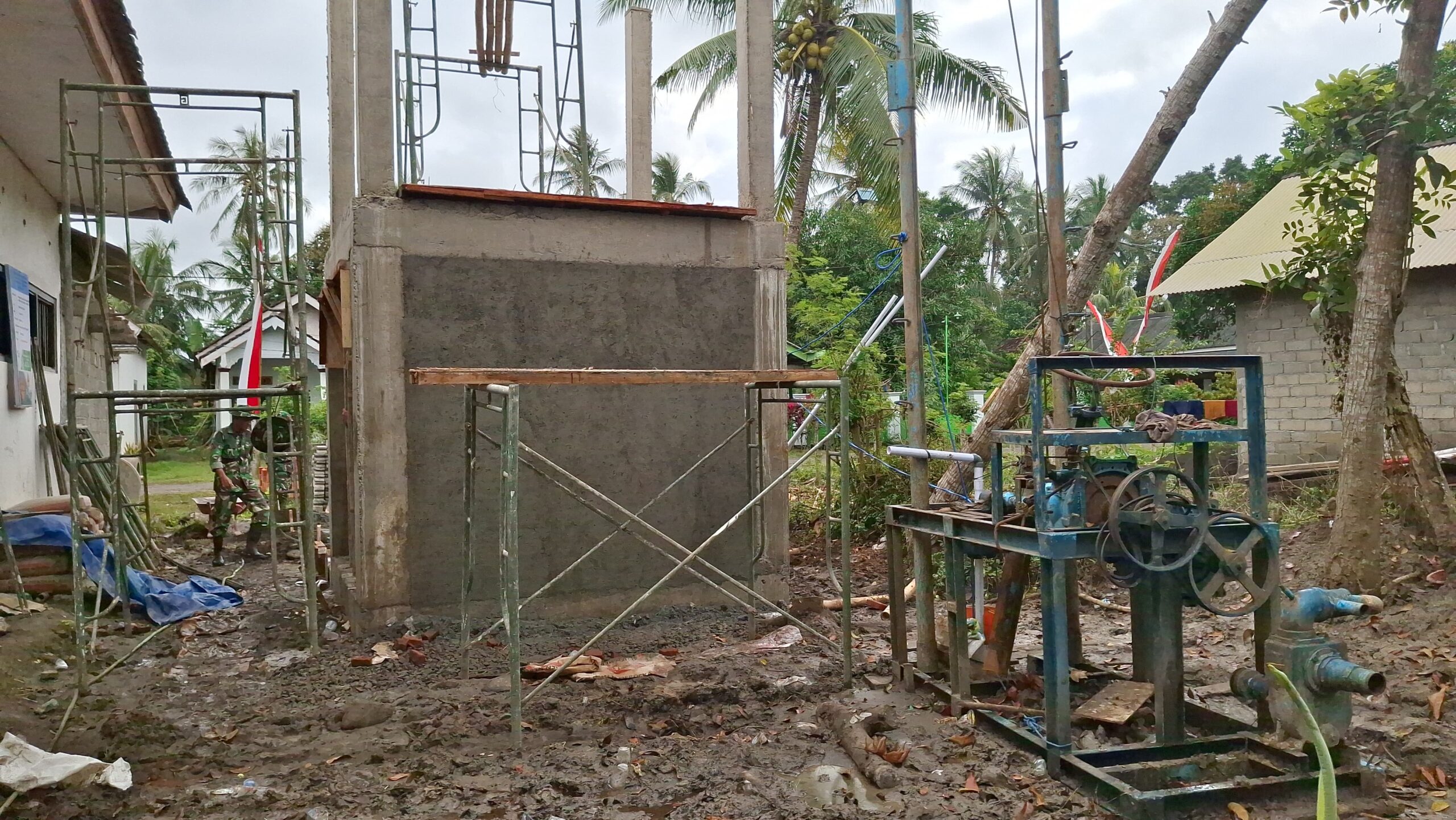 Gotong Royong di Siliragung: Babinsa dan Satgas TMMD Percepat Pengeboran Sumur untuk Warga