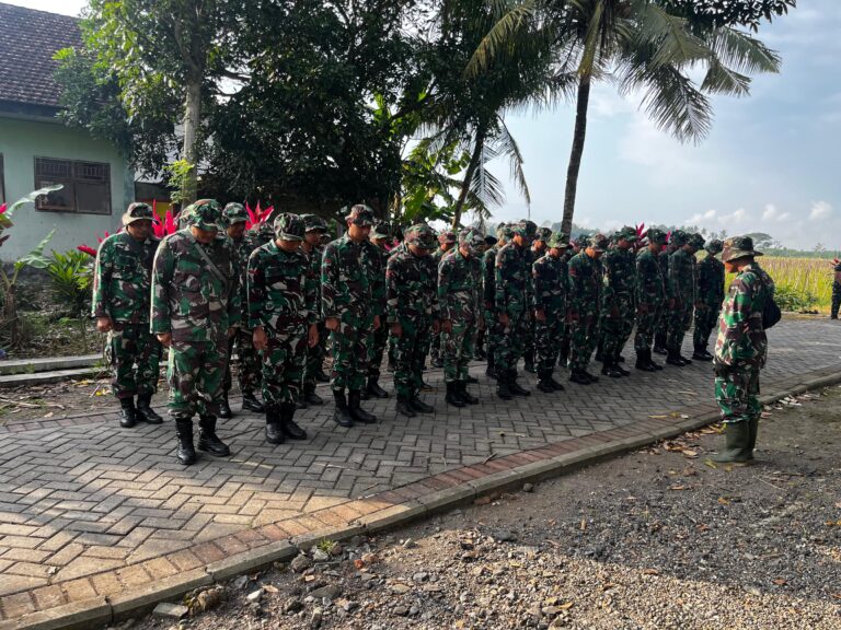 Awali Hari dengan Doa, TNI dan Warga Banyuwangi Wujudkan TMMD yang Produktif