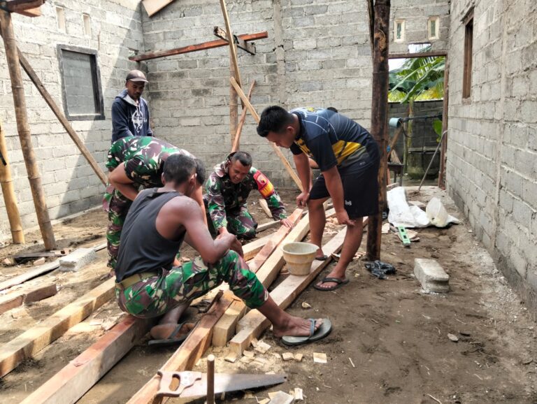 Sertu Bambang Darmawan Babinsa Ds. Kesilir Bersama Anggota Melaksanakan Kerja Bakti Bersama Warga Membangun Rumah Warga dalam Program TMMD, Bertempat di Rumah Ibu Umiyati