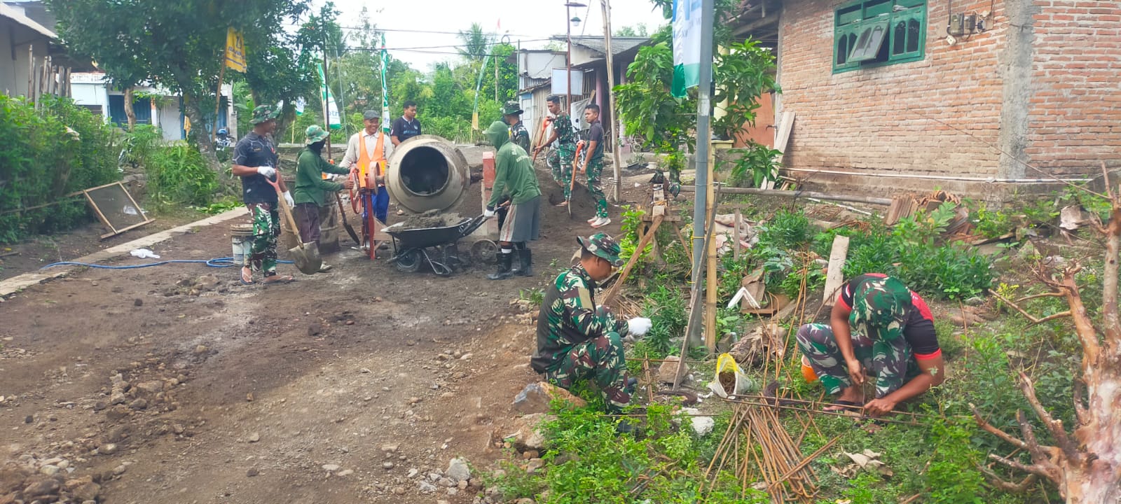 Satgas TMMD 125 Kodim 0825/Banyuwangi Semangat Bangun Jembatan Penghubung Antar Desa