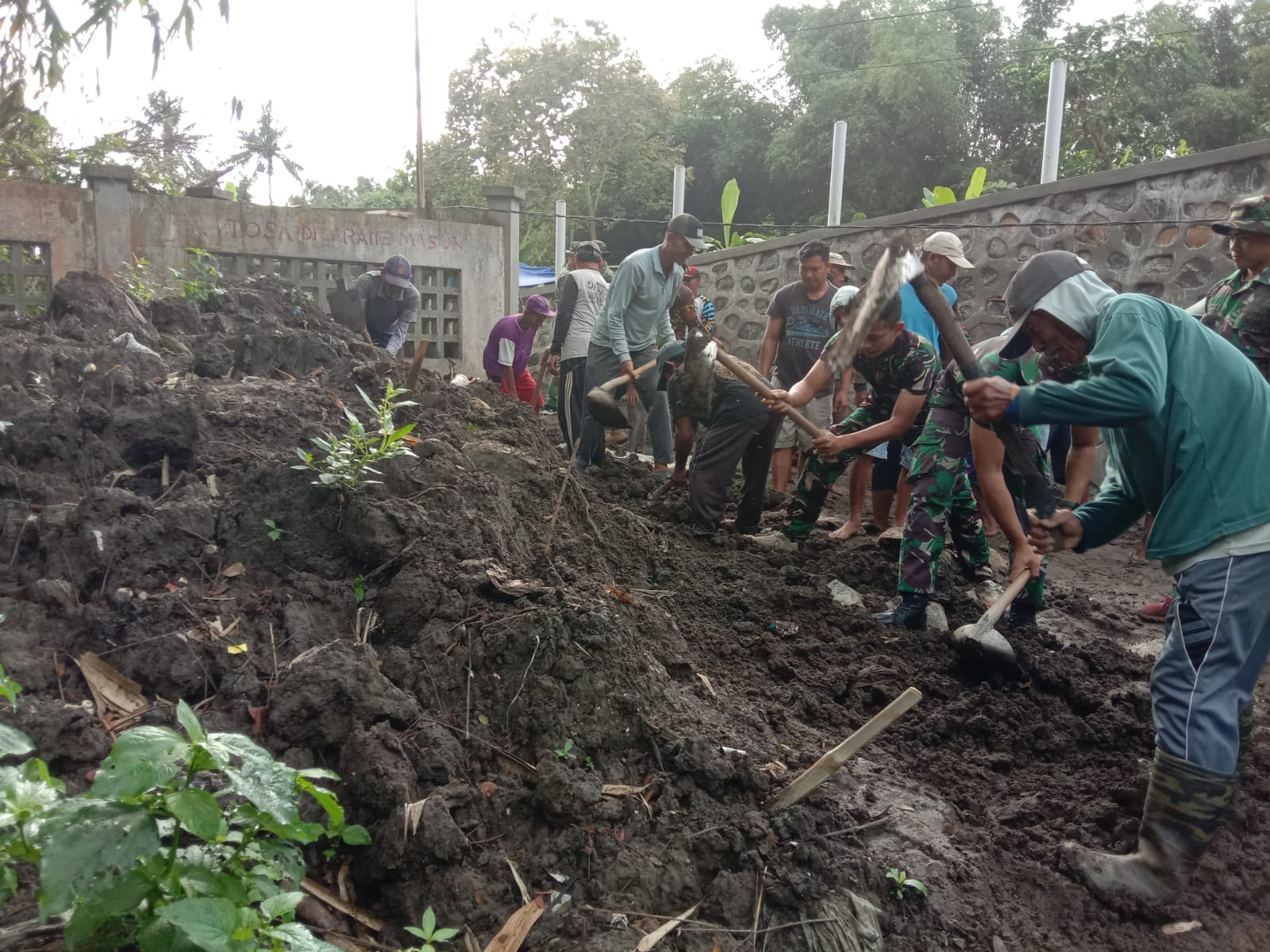 Wujudkan Ketahanan Pangan, Pembangunan Irigasi TMMD Ke-125 Di Desa Kesilir Terus Dikebut