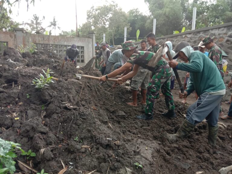Satgas TMMD 125 Kodim 0825/Banyuwangi Laksanakan Penimbunan dan Pembuatan Selokan di Siliragung