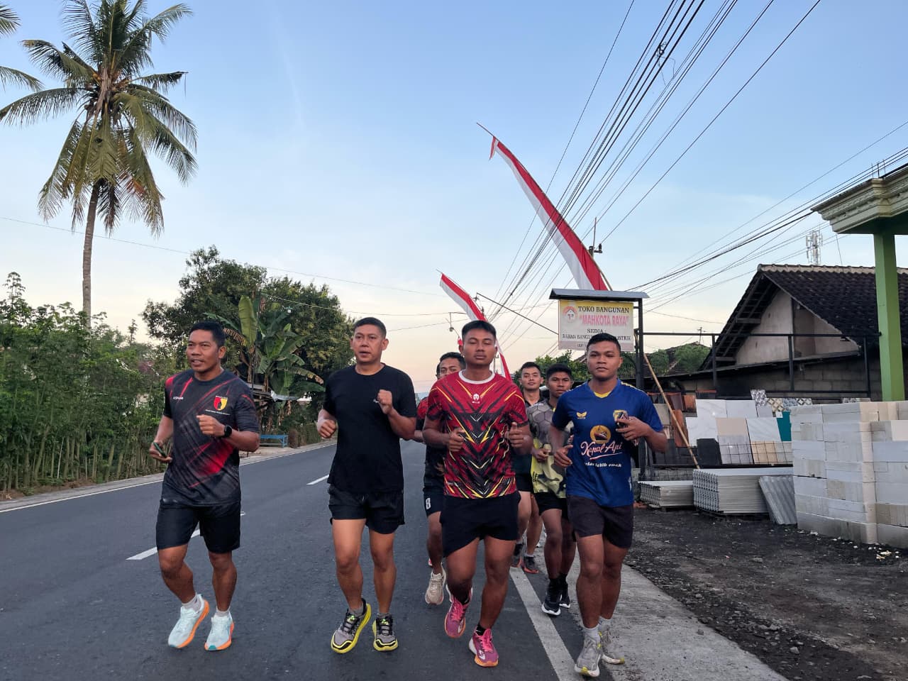 Satgas TMMD ke-125 Kodim 0825/Banyuwangi Olahraga Lari