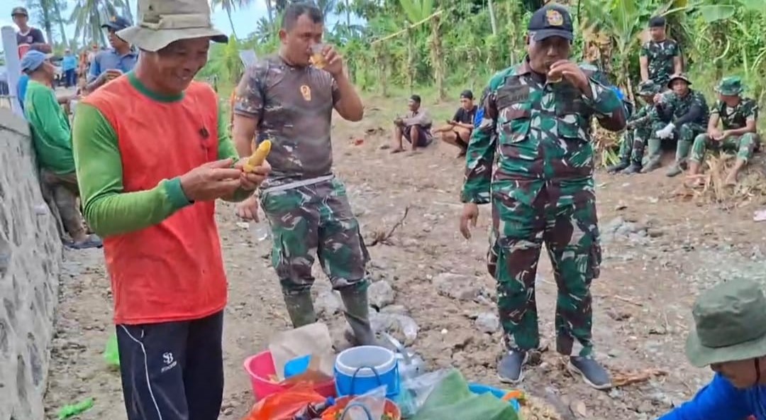 Banyuwangi – Kehangatan kebersamaan antara Satgas TNI Manunggal Membangun Desa (TMMD) ke-125 Ta. 2025
