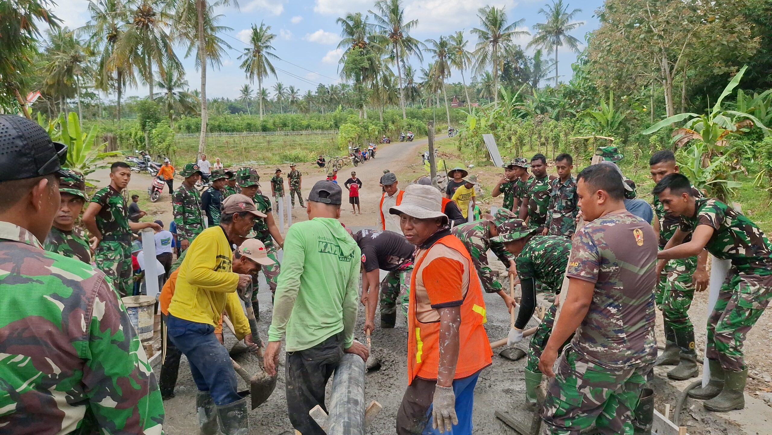 Satgas TMMD 125 Kodim Banyuwangi Laksanakan Pengecoran Jembatan Penghubung Desa di Siliragung