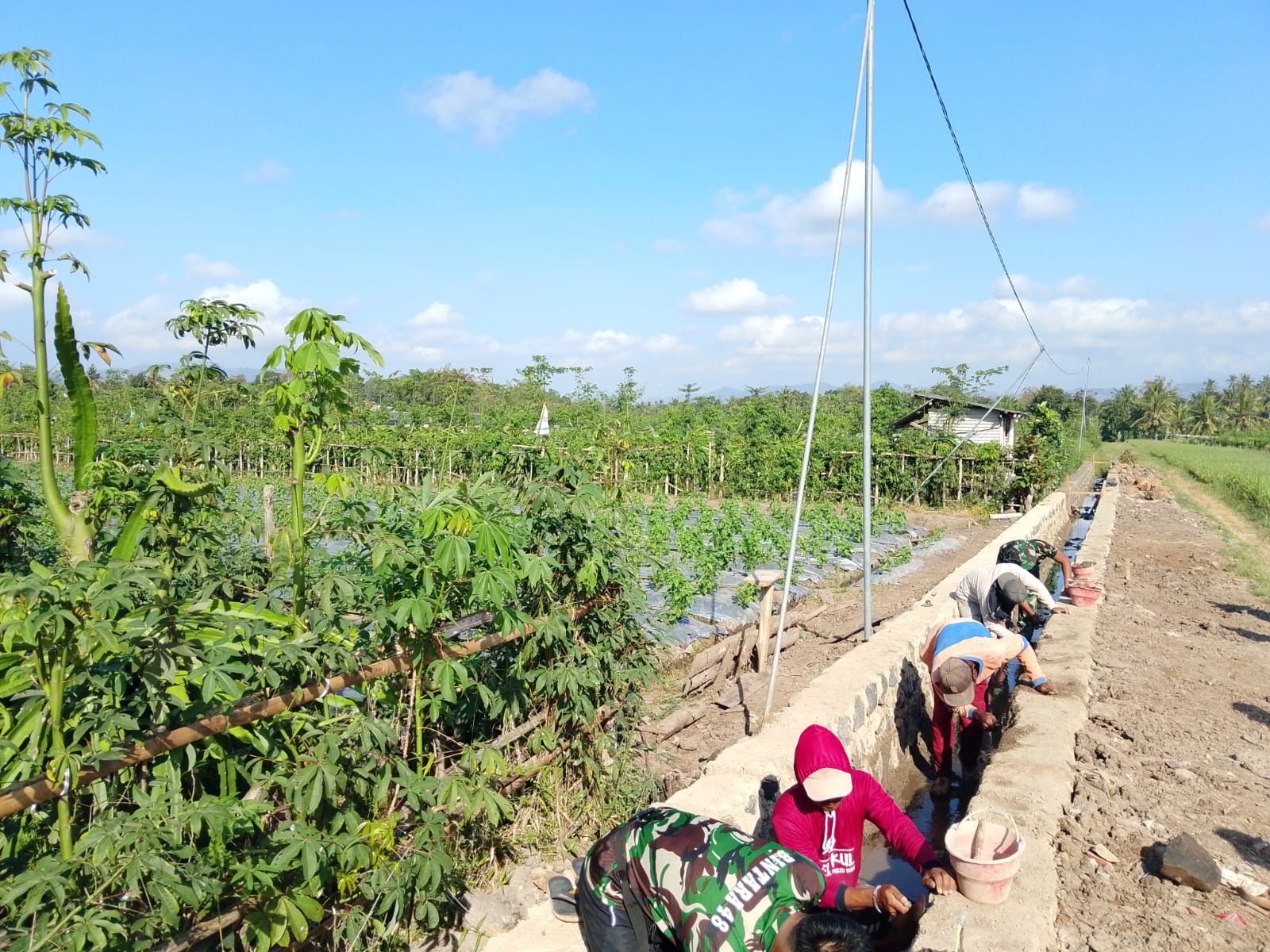 TMMD 125 Banyuwangi: Prajurit dan Rakyat Bersatu Kejar Target Pengairan Sawah