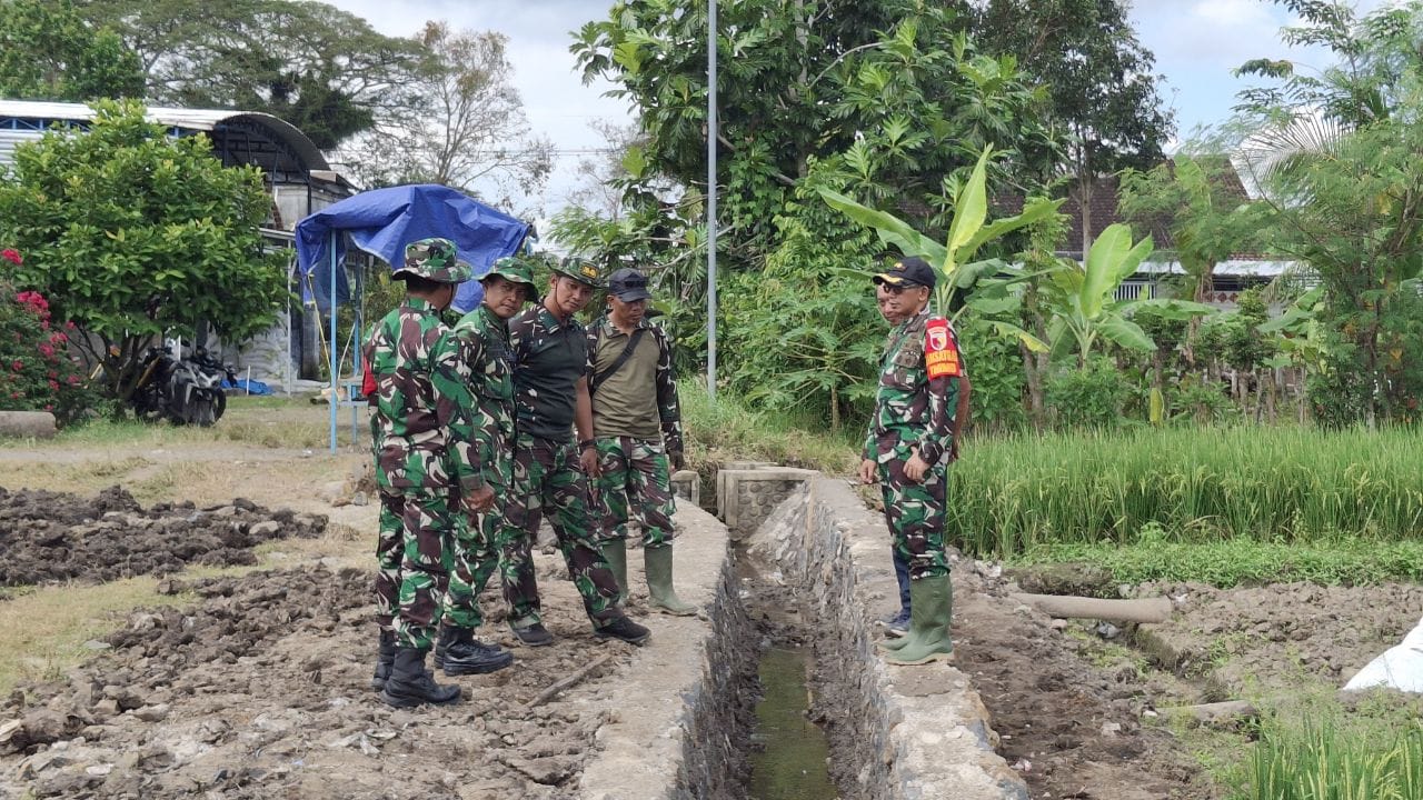 Komandan Kodim 0825 Banyuwangi Tinjau Progres Pembangunan Saluran Irigasi TMMD ke‑125