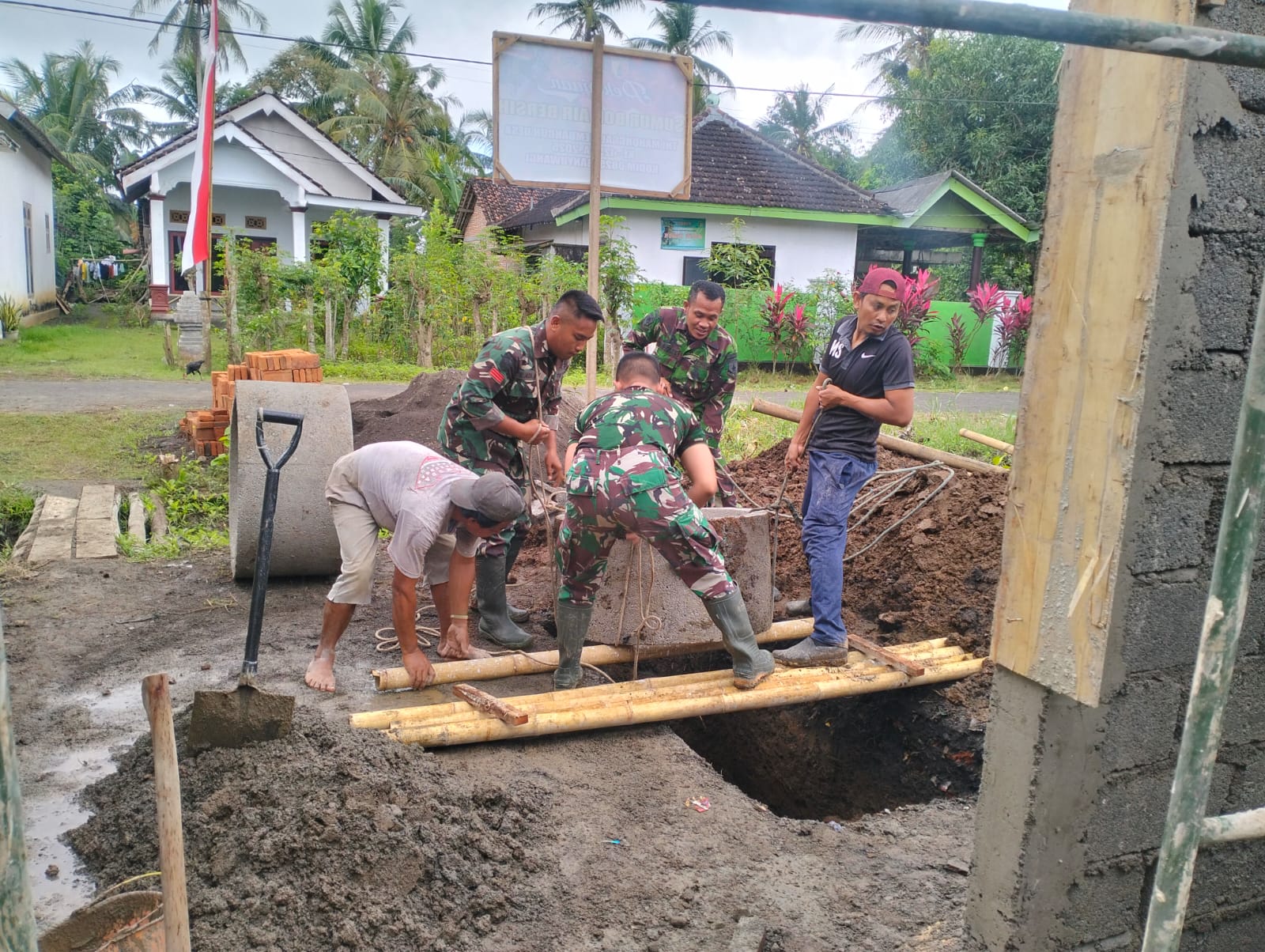 Gotong Royong Tanpa Lelah, Babinsa Siliragung Dan Satgas TMMD 125 Kerahkan Tenaga Penuh Untuk Pembangunan MCK