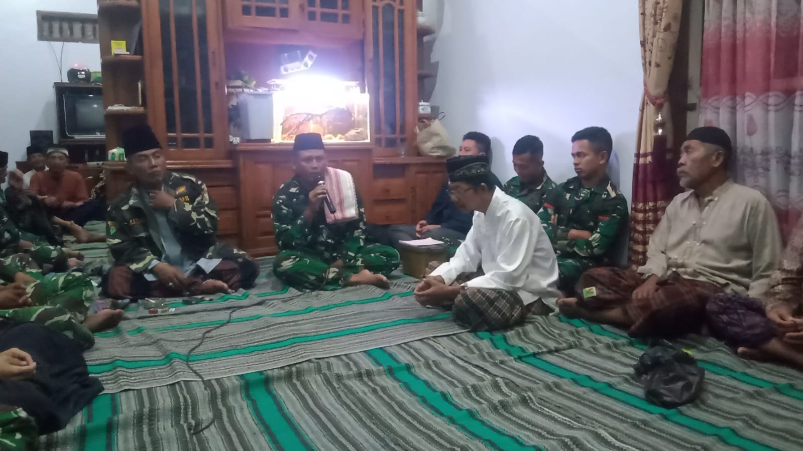 Bintalrem Satgas TMMD 125 Kodim Banyuwangi Laksanakan Yasinan Bersama Warga di Rumah Bapak Jamroni