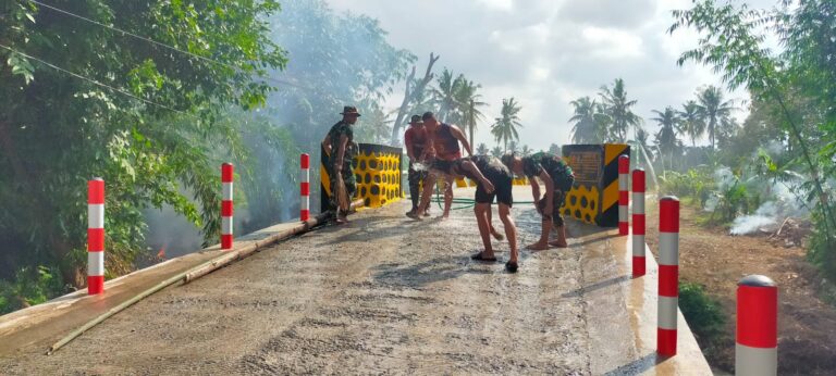 Satgas TMMD Bersama Masyarakat Bersihkan Jembatan Jelang Peresmian