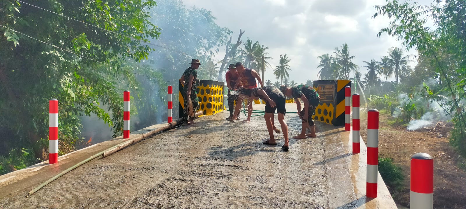 Satgas TMMD Bersama Masyarakat Bersihkan Jembatan Jelang Peresmian