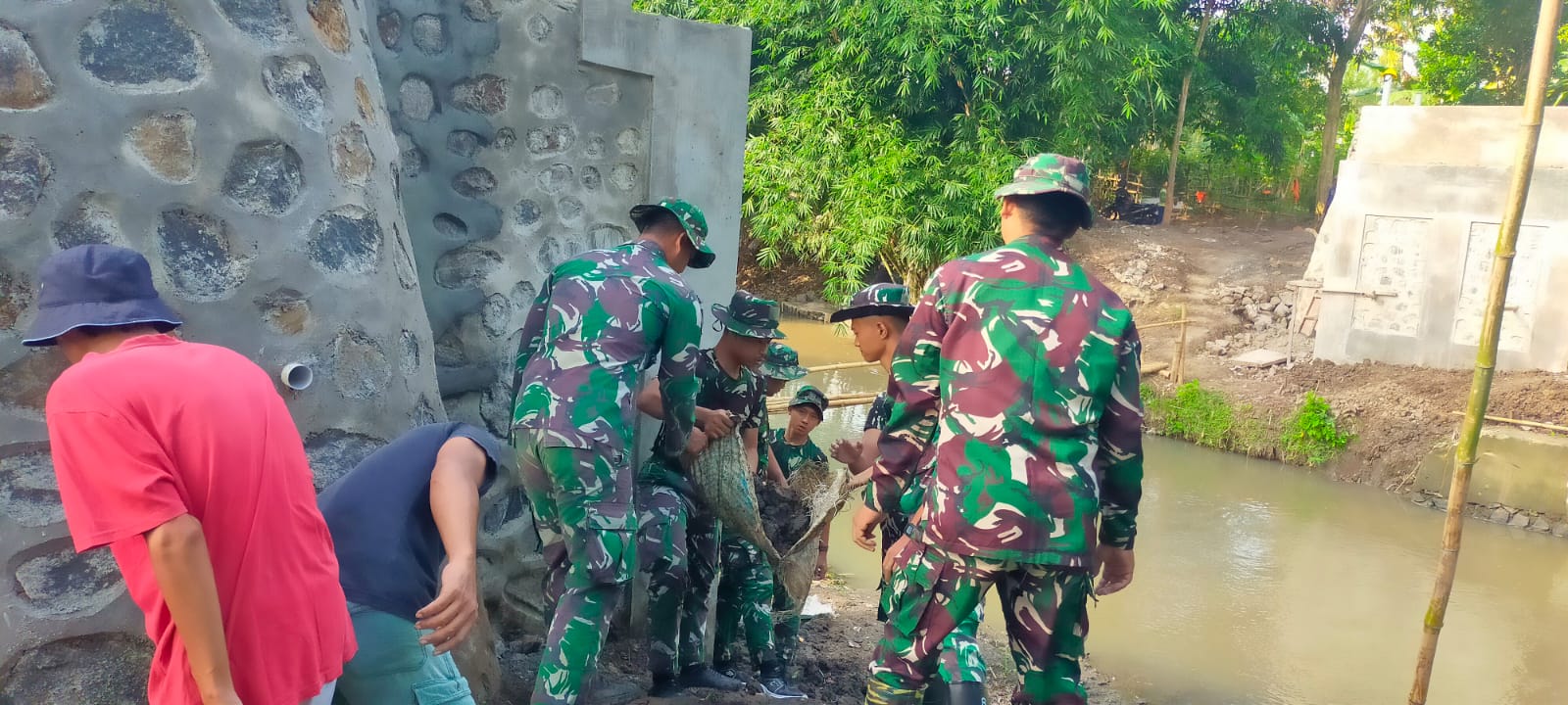 Pembangunan Jembatan Terus Berlanjut, Satgas TMMD Ke-125 Kodim 0825/Banyuwangi Semakin Giat di Lapangan