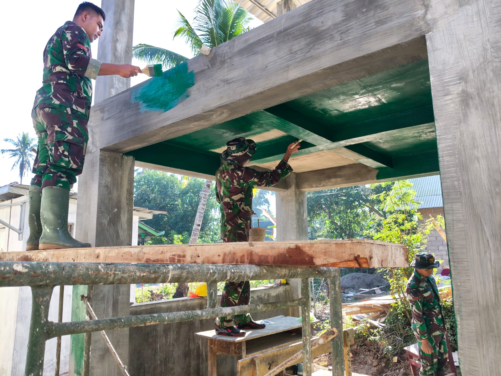 Satgas TMMD ke-125 Kodim 0825/Banyuwangi Lakukan Pengecatan Sumur Bor di Dusun Tegalwagah