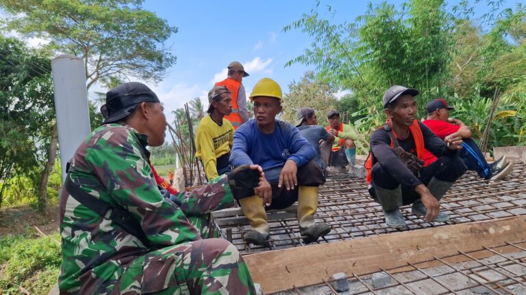 Keakraban Satgas TMMD ke-125 dan Warga di Tengah Pembangunan