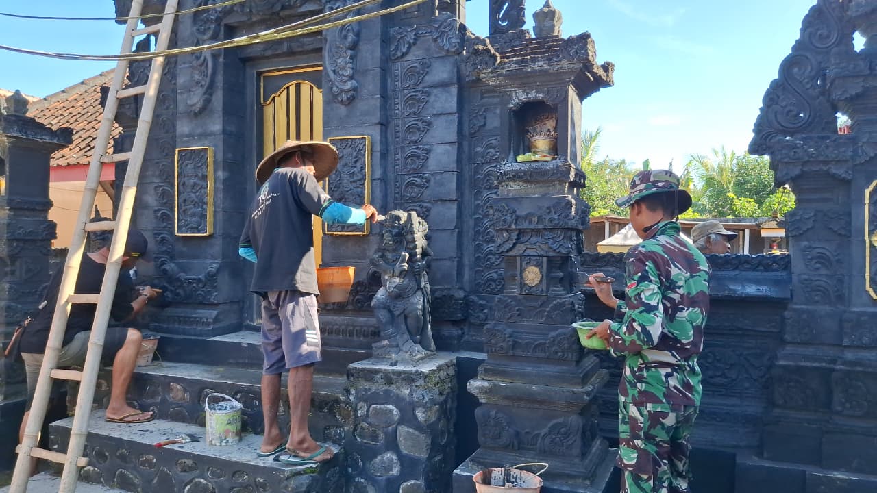 Merajut Kebersamaan di Desa Siliragung: Satgas TMMD ke-125 dan Warga Bersatu Mengecat Pura, Simbol Kuat Toleransi Beragama