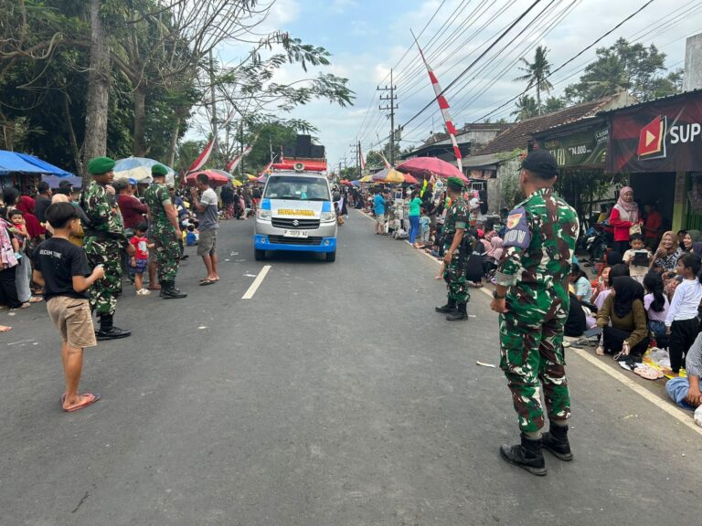 Pasukan Satgas TMMD Turun Langsung Bantu Pengamanan Karnaval di Siliragung