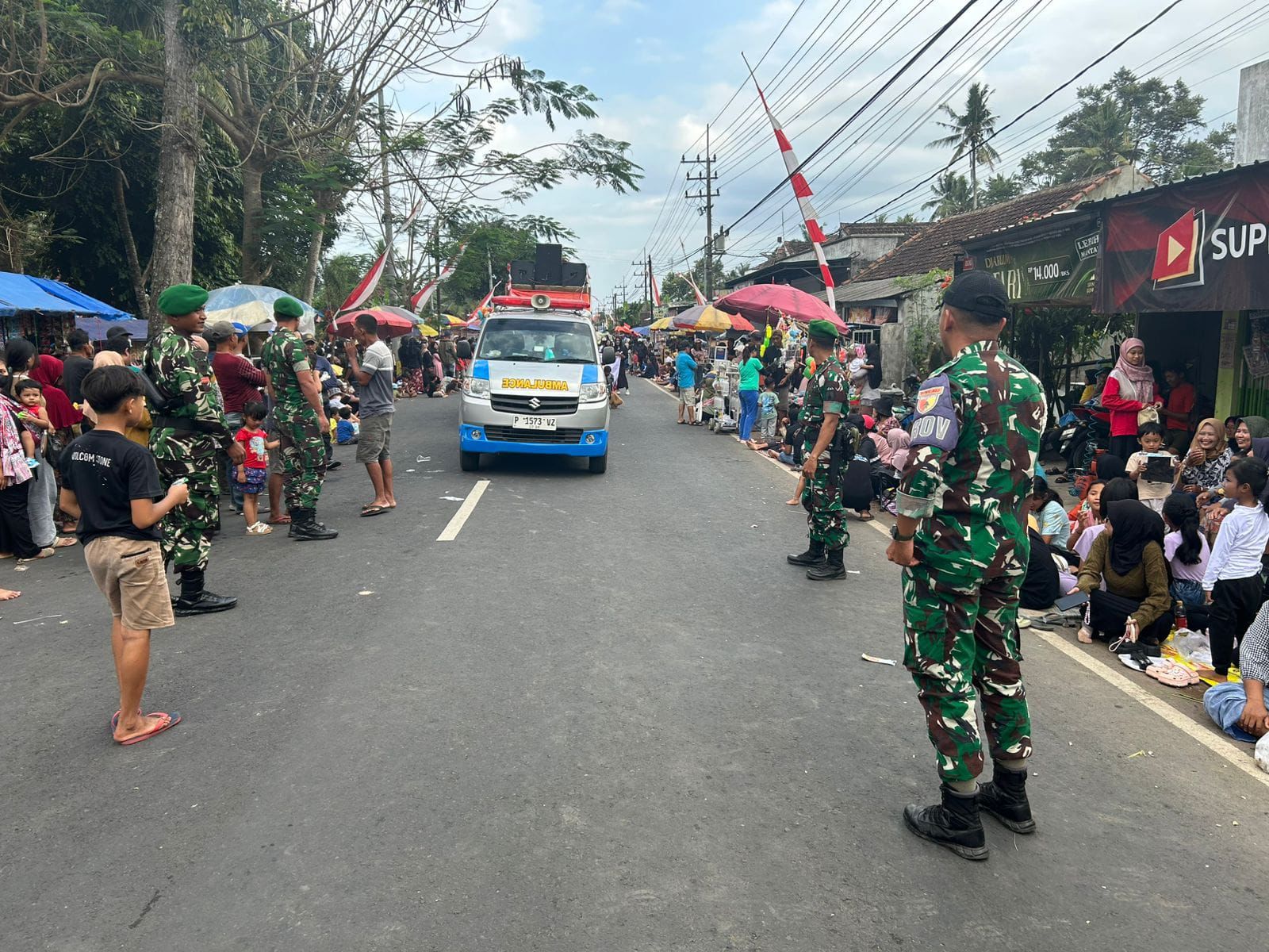 Pasukan Satgas TMMD Turun Langsung Bantu Pengamanan Karnaval di Siliragung