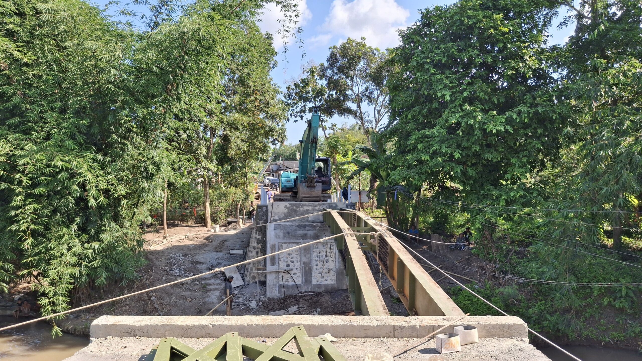 Progres Pembangunan Jembatan TMMD 125 Memasuki Tahap Krusial, Satgas Mulai Pasang Rangka Besi Penghubung Pondasi