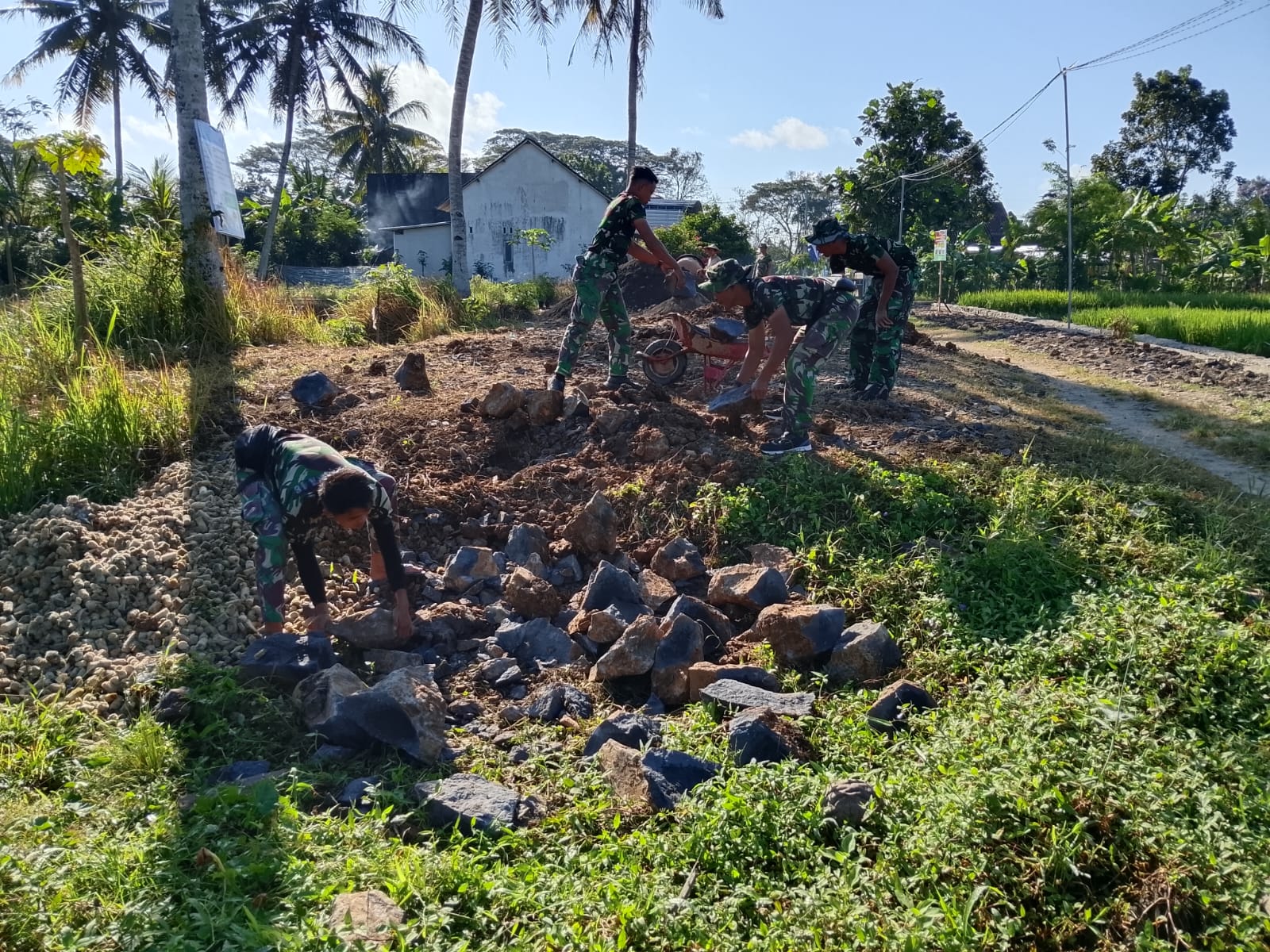 TNI dan Warga Kesilir Berpacu dengan Terik, Wujudkan Mimpi Aliran Irigasi Lancar