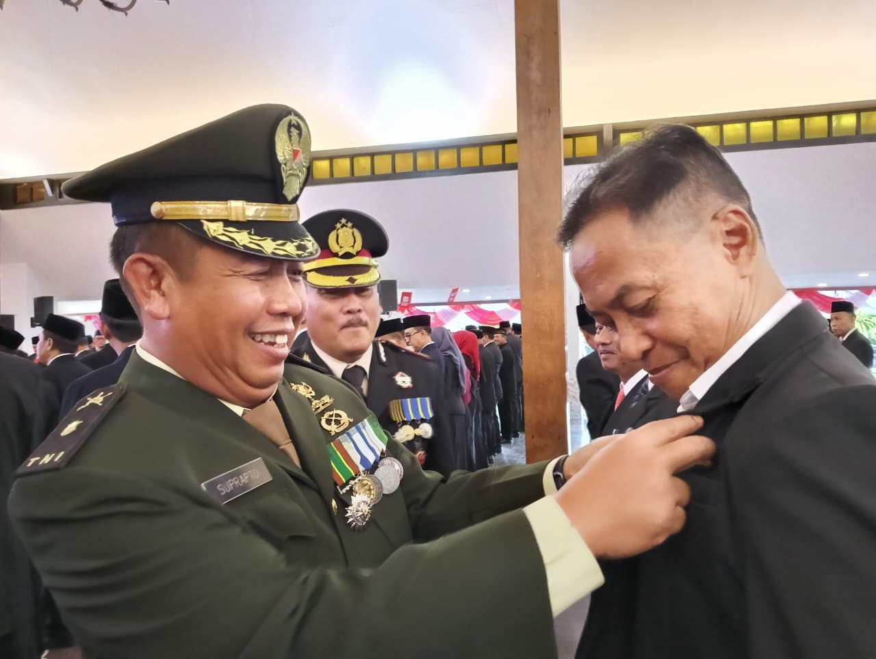 Kasdim 0825/Banyuwangi Hadiri Upacara Penganugerahan Tanda Kehormatan Satya Lencana Karya