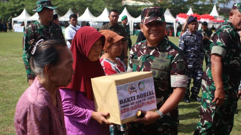 Bakti Sosial Warnai Penutupan TMMD ke-125 Kodim 0825 Banyuwangi