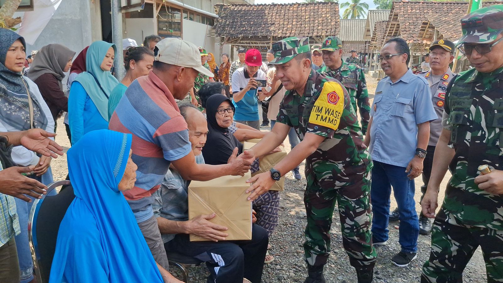 Tim Wasev TMMD ke-125 Gelar Bakti Sosial di Kecamatan Siliragung