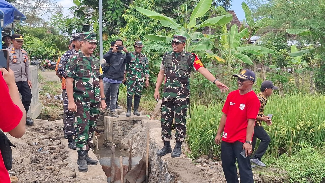 Tim Wasev Humanis Tinjau Lokasi TMMD, Pastikan Pembangunan Saluran Irigasi Berjalan dengan Baik