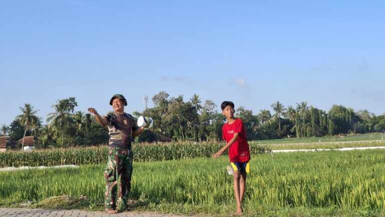 Lebih dari Sekadar Membangun, Satgas TMMD 125 Rajut Kebersamaan dengan Anak-anak Siliragung