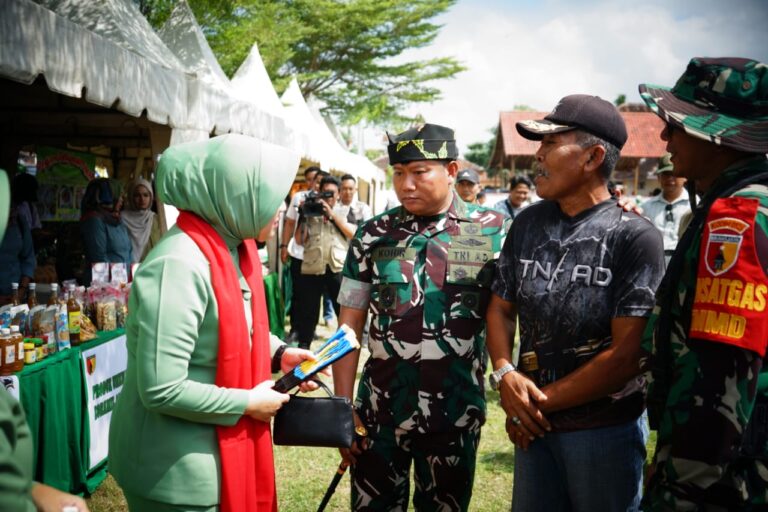 Pertemuan Emas Mantan Pelatih dan Murid di TMMD 125 Banyuwangi