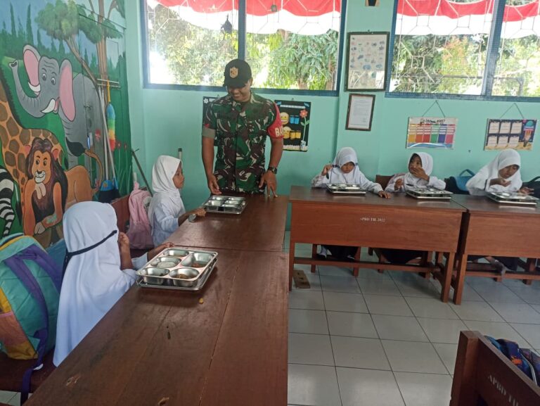 Sukseskan Pendampingan MBG ,Babinsa Koramil 0825/01 Banyuwangi Kawal Pendistribusian Makanan Bergizi Gratis di Sekolah