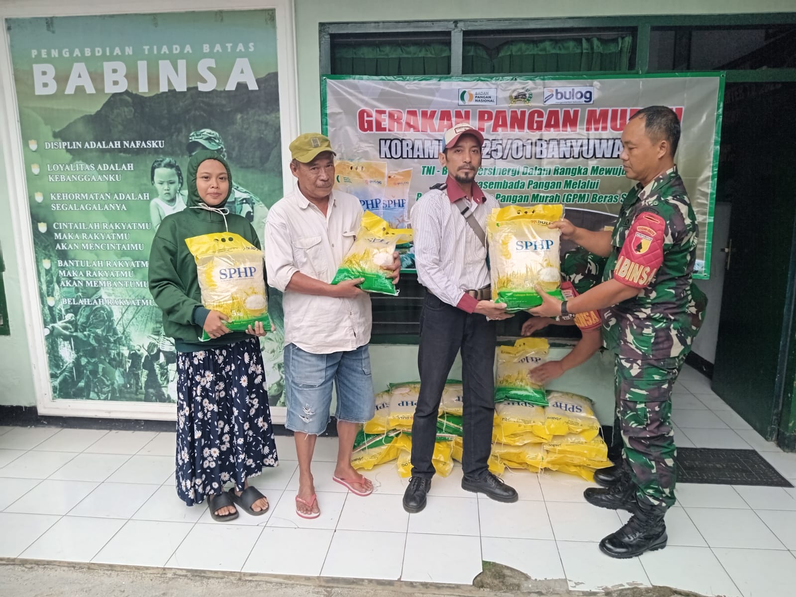 Jaga Stabilitas Harga Beras, Babinsa Koramil 0825/01 Banyuwangi Gelar Gerakan Pangan Murah di Wilayah Binaan