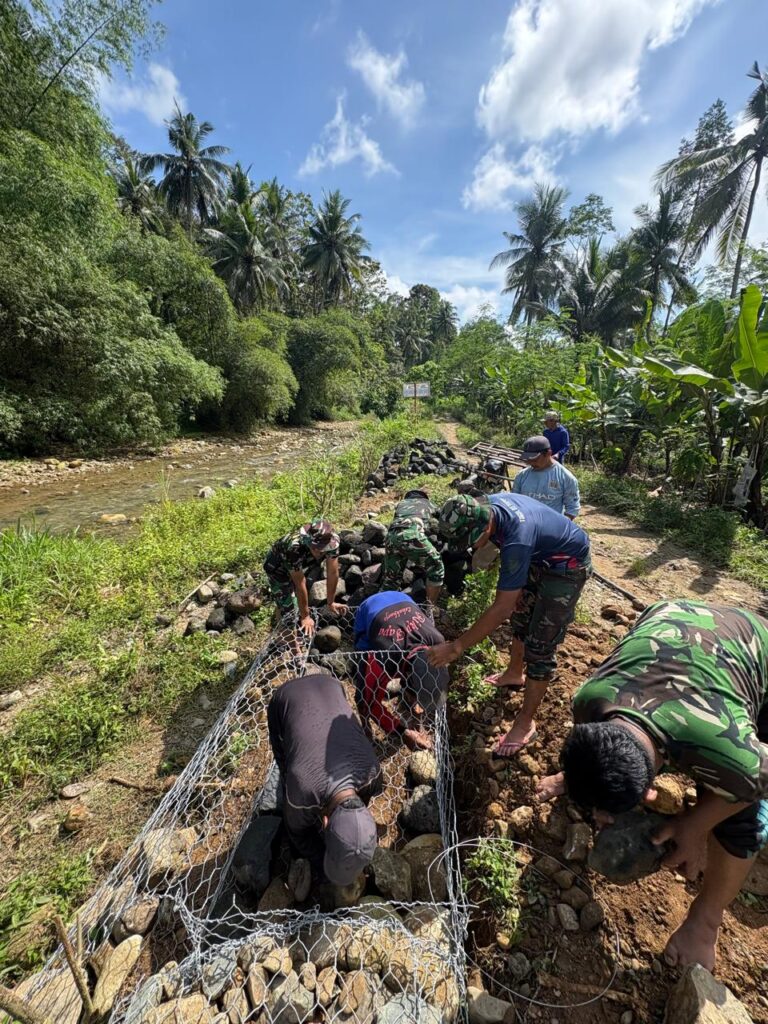 Anggota Satuan Tugas TNI Manunggal Membangun Desa (TMMD) ke-126 Kodim 0818/Malang-Batu yang berasal dari AURI terus melanjutkan pekerjaan pemasangan bronjong batu di Dusun Sukomaju B, Desa Lebakharjo, Kecamatan Ampelgading, Kabupaten Malang.