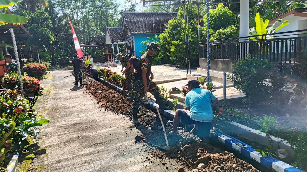 Anggota Satgas Yonarmed 1/AY/2/2 Kostrad “Gas Pol” Gali Pipanisasi Air Bersih di Lebakharjo ​Akselerasi pembangunan sarana dasar masyarakat terus digencarkan dalam program TNI Manunggal Membangun Desa (TMMD) ke-126 Kodim 0818/Malang-Batu. Anggota Satgas TMMD dari Yonarmed 1/AY/2/2 Kostrad bersama warga setempat di Dusun Sengkaringan, Desa Lebakharjo, Kecamatan Ampelgading, Kabupaten Malang,(10/2025)