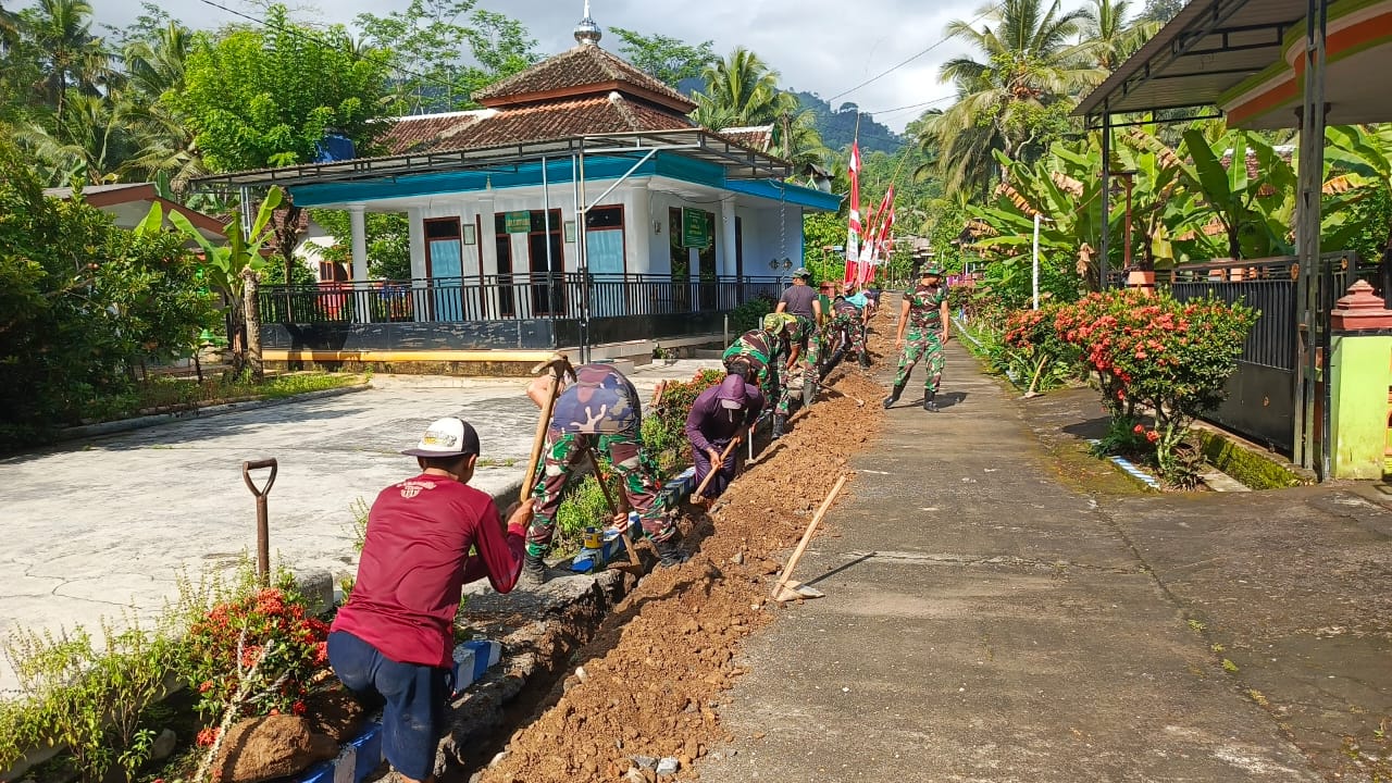 Kegiatan TNI Manunggal Membangun Desa (TMMD) ke-126 Kodim 0818/Malang-Batu terus menunjukkan progres signifikan di lapangan. Salah satu sasaran fisik yang tengah digarap adalah penggalian jalur pipanisasi untuk memenuhi kebutuhan air bersih warga di wilayah Desa Lebakharjo, Kecamatan Ampelgading, Kabupaten Malang.