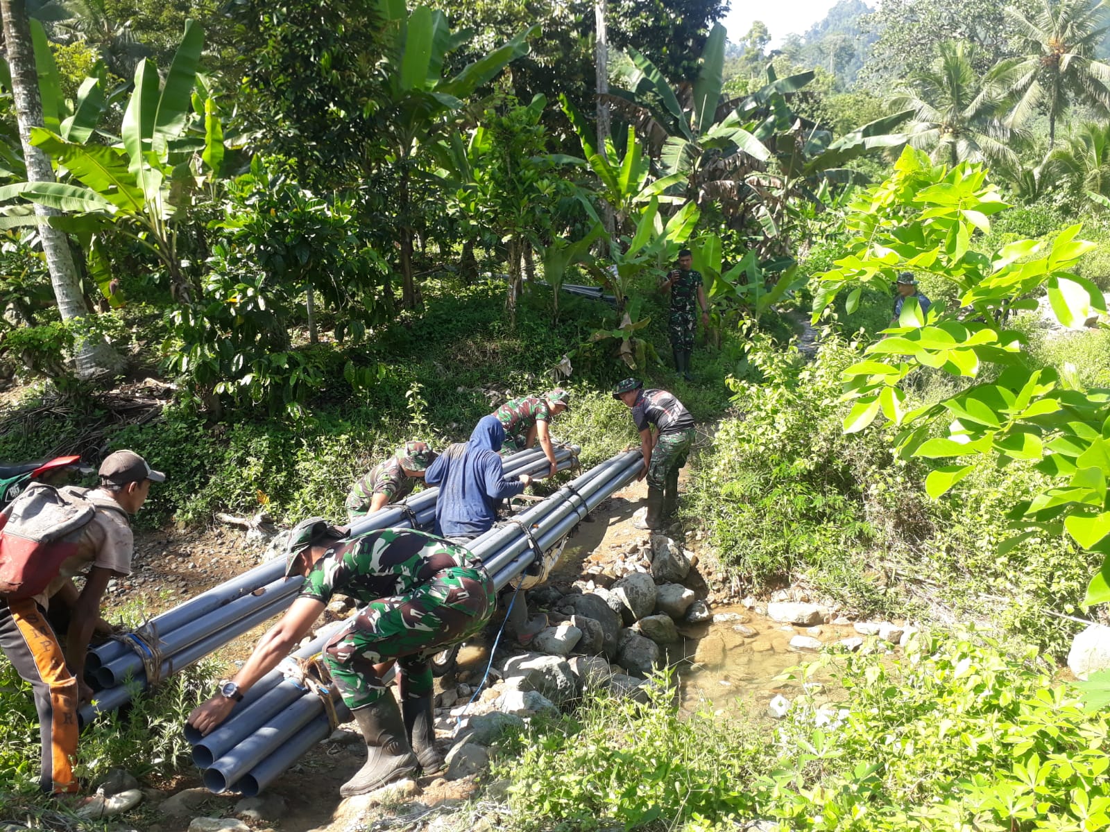 Momen krusial dalam program TNI Manunggal Membangun Desa (TMMD) ke-126 Kodim 0818/Malang-Batu telah tiba. Satuan tugas (Satgas) dari Yonarmed 1/AY/2/2 Kostrad bergerak cepat mendistribusikan material pipa untuk instalasi pipanisasi air bersih di Dusun Sukomaju B, Desa Lebakharjo, Kecamatan Ampelgading. ​Menjawab Penantian Panjang Warga