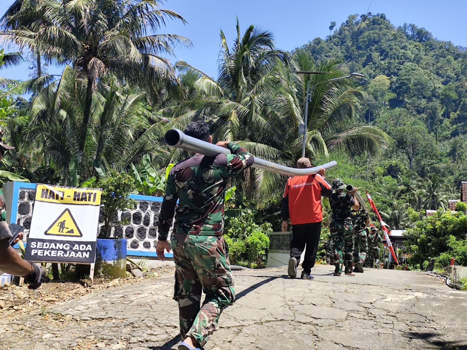 Gotong Royong Mencegah Banjir: Keringat Dansatgas Letkol Czi Bayu Nugroho dan Warga Sulap Krajan IB Lebakharjo Punya Drainase 200 Meter Anti-Genangan