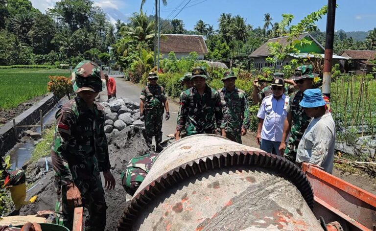 Komandan Satuan Tugas (Dansatgas) TNI Manunggal Membangun Desa (TMMD) ke-126 Kodim 0818/Malang-Batu, Letkol Czi Bayu Nugroho, turun langsung ke lapangan untuk meninjau progres pembangunan drainase di Dusun Krajan 1B, Desa Lebakharjo, Kecamatan Ampelgading, Kabupaten Malang,