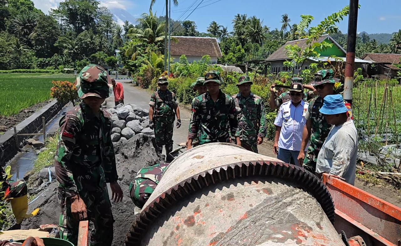 Komandan Satuan Tugas (Dansatgas) TNI Manunggal Membangun Desa (TMMD) ke-126 Kodim 0818/Malang-Batu, Letkol Czi Bayu Nugroho, turun langsung ke lapangan untuk meninjau progres pembangunan drainase di Dusun Krajan 1B, Desa Lebakharjo, Kecamatan Ampelgading, Kabupaten Malang,