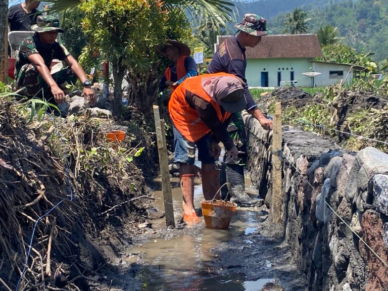 Malang – Dalam rangka mendukung kelancaran program TNI Manunggal Membangun Desa (TMMD) ke-126, Satgas TMMD Kodim 0818/Malang-Batu terus melaksanakan kegiatan fisik berupa pembangunan drainase di Dusun Krajan, Desa Lebakharjo, Kecamatan Ampelgading, Kabupaten Malang. Kegiatan ini bertujuan untuk melakukan normalisasi aliran air agar tidak terjadi genangan maupun banjir ketika musim hujan tiba.