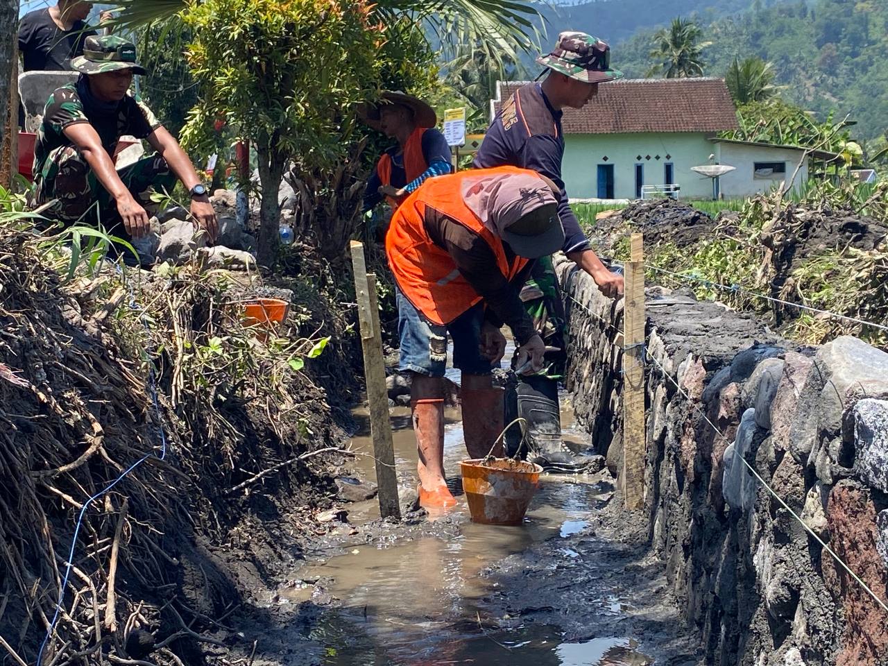 Malang – Dalam rangka mendukung kelancaran program TNI Manunggal Membangun Desa (TMMD) ke-126, Satgas TMMD Kodim 0818/Malang-Batu terus melaksanakan kegiatan fisik berupa pembangunan drainase di Dusun Krajan, Desa Lebakharjo, Kecamatan Ampelgading, Kabupaten Malang. Kegiatan ini bertujuan untuk melakukan normalisasi aliran air agar tidak terjadi genangan maupun banjir ketika musim hujan tiba.