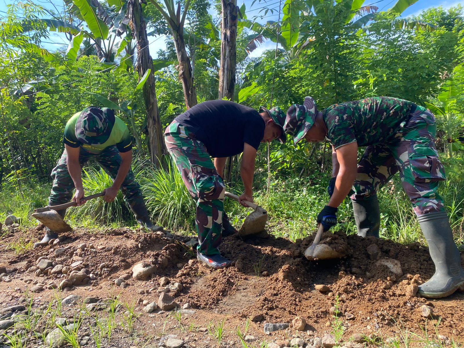 Program TNI Manunggal Membangun Desa (TMMD) ke-126 Kodim 0818/Malang-Batu terus menunjukkan hasil nyata di lapangan. Salah satu sasaran utama dalam program kali ini adalah pemasangan jaringan pipanisasi untuk memenuhi kebutuhan air bersih bagi warga di wilayah Desa Lebakharjo, Kecamatan Ampelgading, Kabupaten Malang