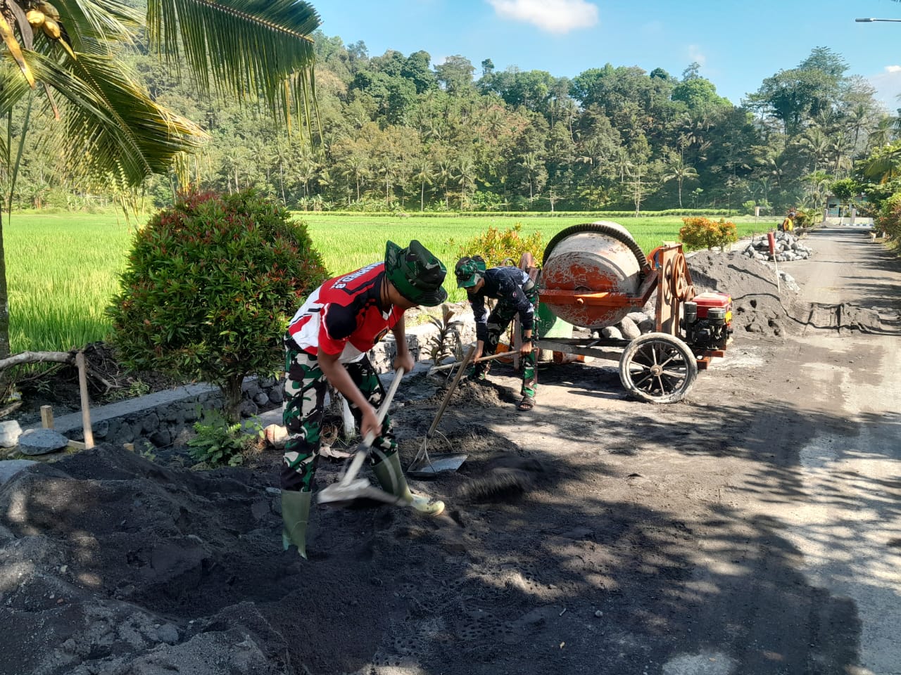 Pembangunan infrastruktur krusial terus digenjot oleh Satuan Tugas (Satgas) TNI Manunggal Membangun Desa (TMMD) ke-126 Kodim 0818/Malang-Batu. Di Dusun Krajan 1B, Desa Lebakharjo, Kecamatan Ampelgading,