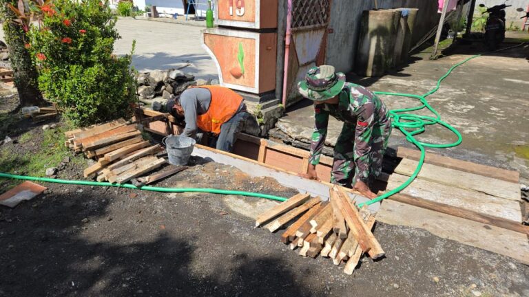 Semangat TNI Manunggal Membangun Desa (TMMD) ke-126 Kodim 0818/Malang-Batu terus berkobar di Dusun Krajan, Desa Lebakharjo, Kecamatan Ampelgading, Kabupaten Malang. Anggota Satgas TMMD dari Yonarmed 8/Udhata Yudha bersama masyarakat setempat bahu-membahu mempercepat pengerjaan sasaran fisik utama, yaitu pembangunan drainase vital. Fokus utama saat ini adalah pemasangan bekisting (cetakan) untuk struktur saluran air.(10/2025)